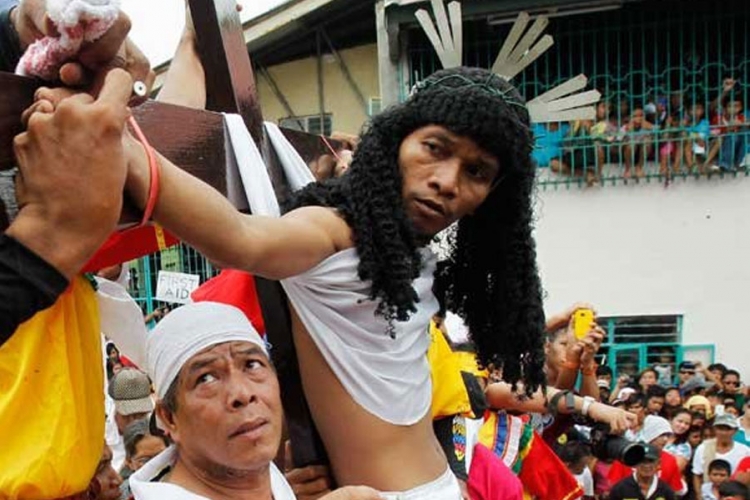 Filipinci slave Uskrs u tradicionalno krvavom ritualu