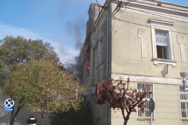 Produžni kablovi izazvali požar u Sudu