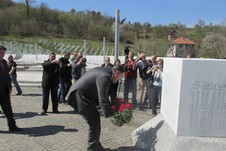 Dodik položio vijenac u Memorijalnom centru Potočari