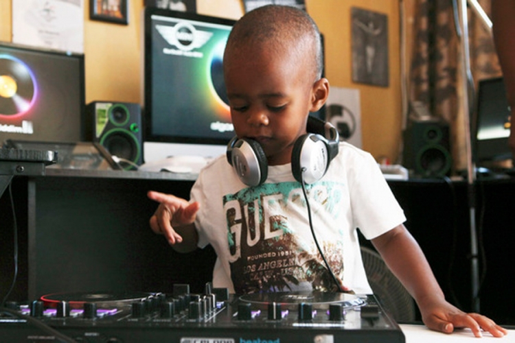 Ima 2 godine i pravi je majstor za DJ pultom