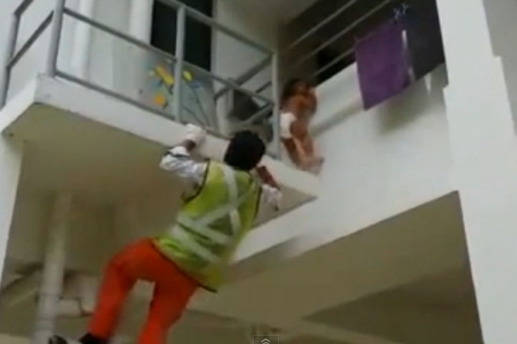 Pogledajte snimak spasavanja bebe sa terase u Singapuru
