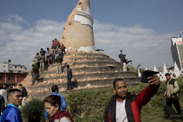 U Nepalu poginulo više od 3.300 ljudi, a oni se slikaju