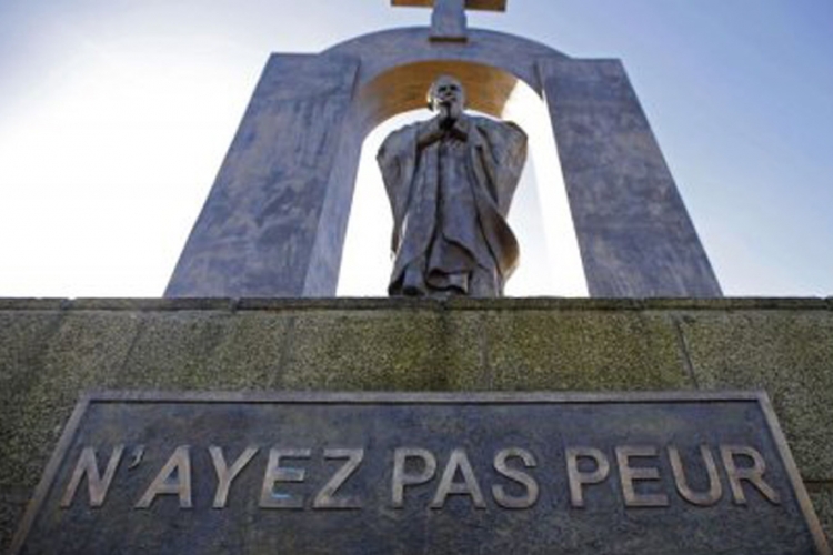Gradić Proermel mora da ukloni spomenik posvećen Jovanu Pavlu II