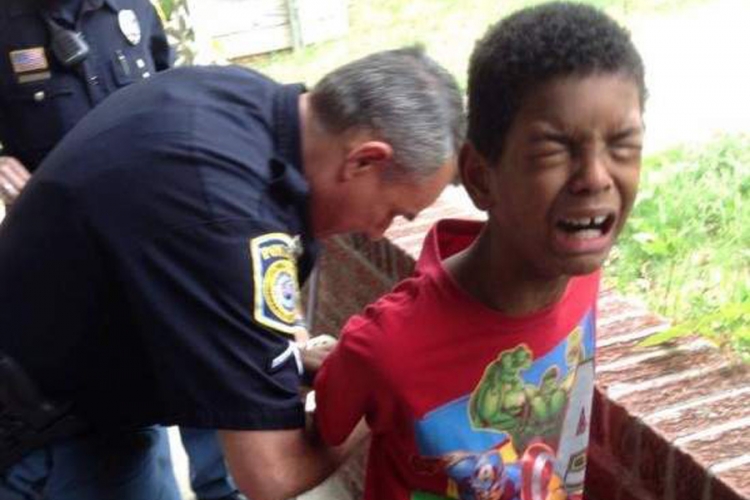 Predala policiji sina da bi ga "naučila pameti"