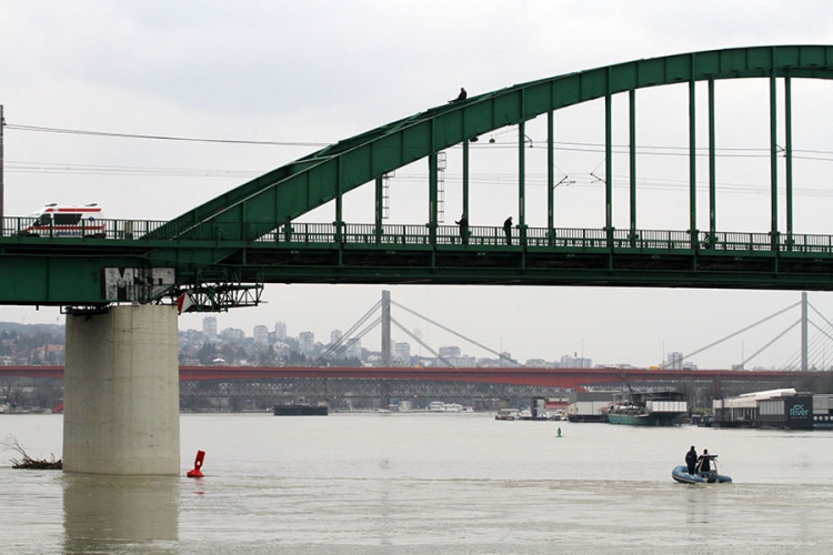 Mladić skočio s mosta u Beogradu, spasili ga vatrogasci