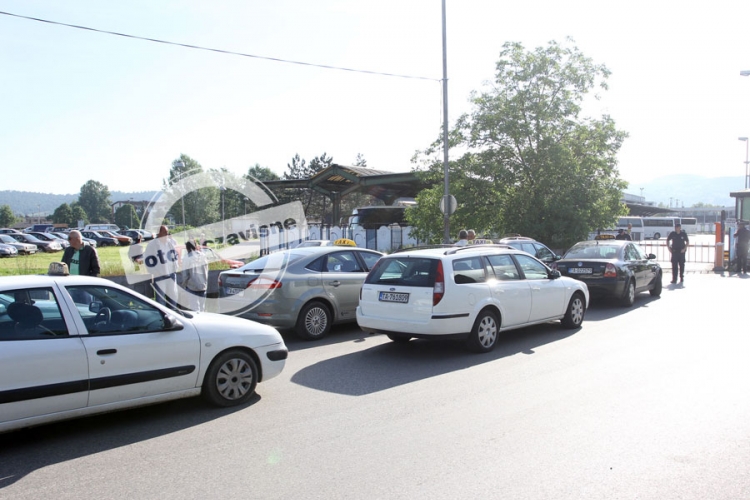 Gradska uprava tvrdi da nema ništa s odlukama zbog kojih protestuju taksisti