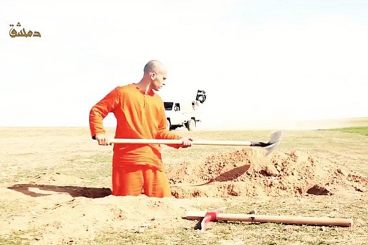 Zarobljenik Islamske države prisiljen da iskopa vlastiti grob