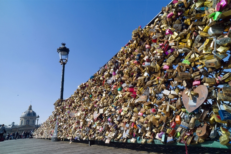 Pariz: S mosta umjetnosti skidaju se katanci ljubavi teški 45 tona 
