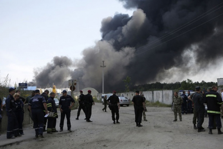 Ugašen veliki požar u skladištu goriva kod Kijeva