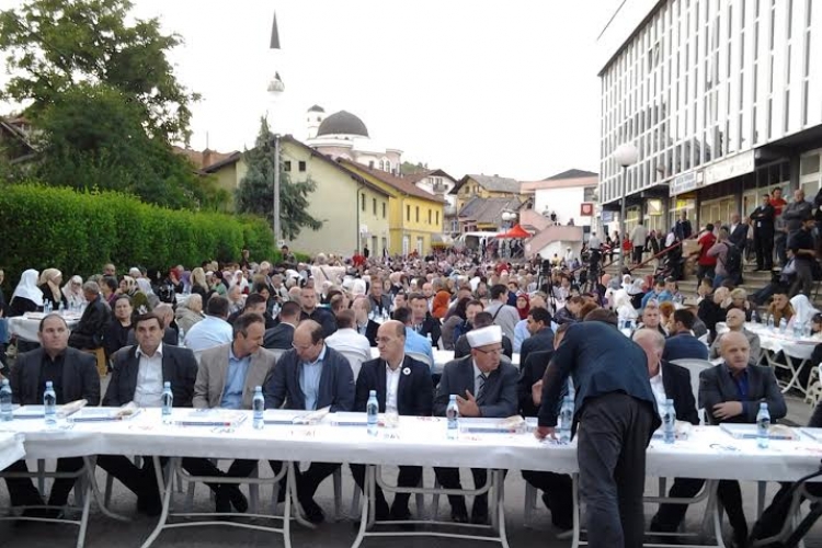 Zajednički iftar na otvorenom u Doboju okupio više od 1.000 vjernika
