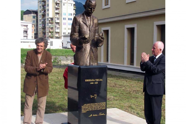 Otkriven spomenik Nikoli Tesli u Andrićgradu