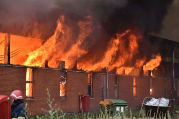 Požar u fabrici u Hrvatskoj, nema stradalih (VIDEO)