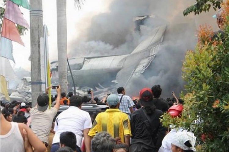 Zapaljeni avion srušio se na kuće na Sumatri, 30 poginulih