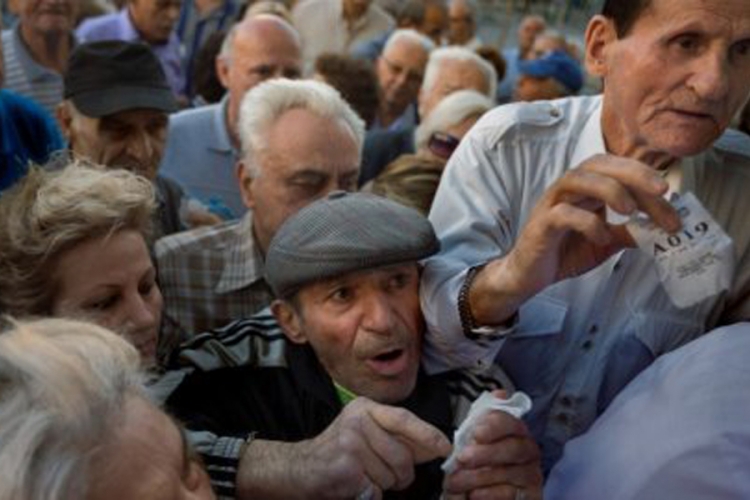 Haos pred grčkim bankama, penzioneri mogu da podignu do 120 evra