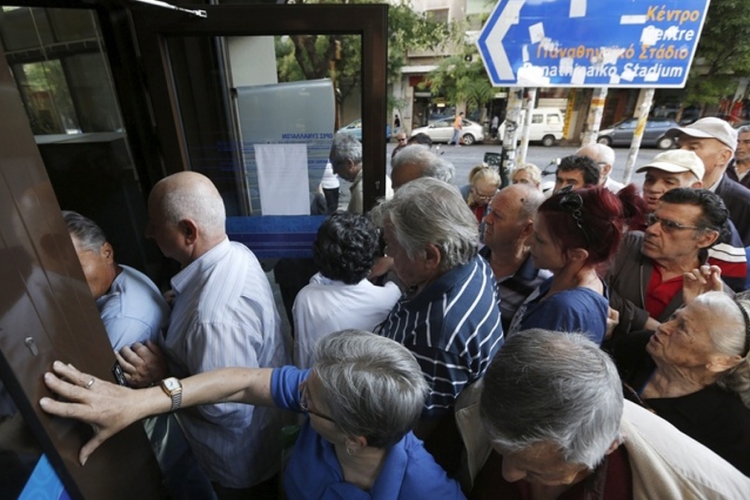Sve veće gužve ispred zatvorenih banaka u Grčkoj