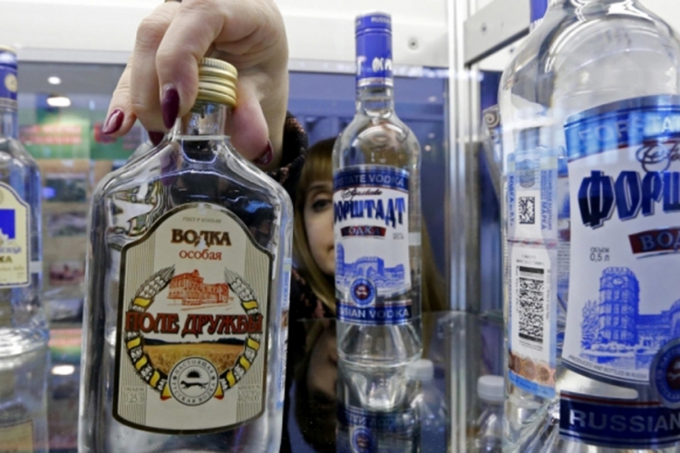 Rusija zabranjuje prodaju votke u plastičnoj ambalaži