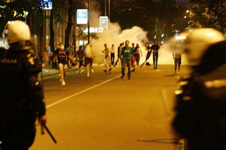 Sukobi u Hagu, privedeno 200 demonstranata (VIDEO)