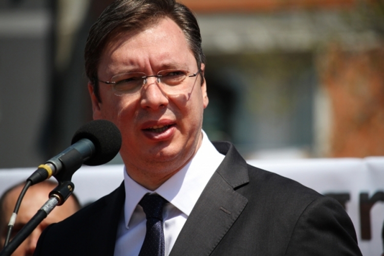 Vučić: Ne može neko da ima platu 700 evra i dva poršea