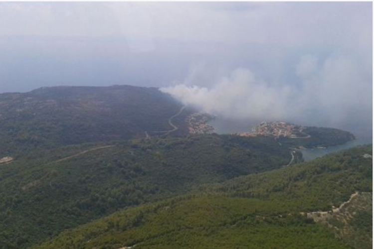Novi požar na Korčuli: Vodenim bombama spasili kuće
