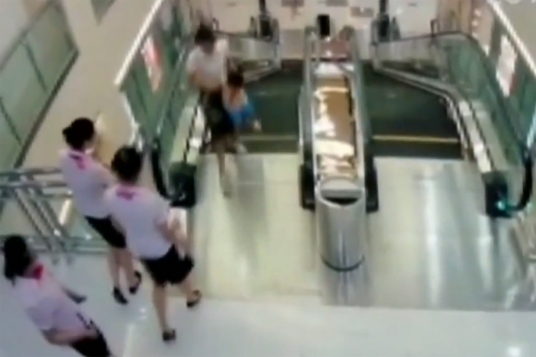 Spasila sina prije nego su je ubile pokretne stepenice (VIDEO)