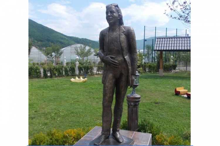 Ugostitelj Sejo Brajlović samom sebi podigao spomenik