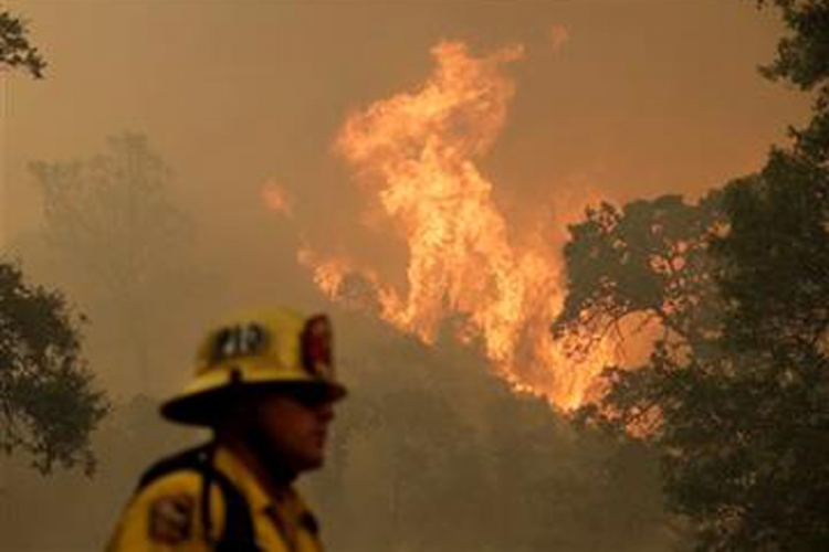 Poginuo vatrogasac, stotine ljudi evakuisano zbog požara