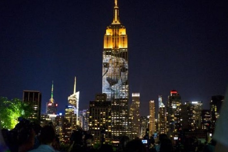 Njujork: Slika lava Sesila na zgradi Empajer stejt