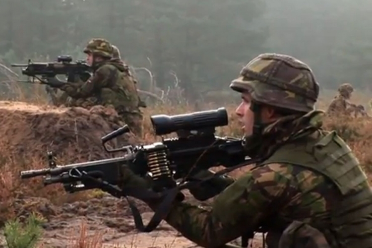 Vojnici nemaju municiju, pa moraju da viču "Beng, beng, beng" (VIDEO)