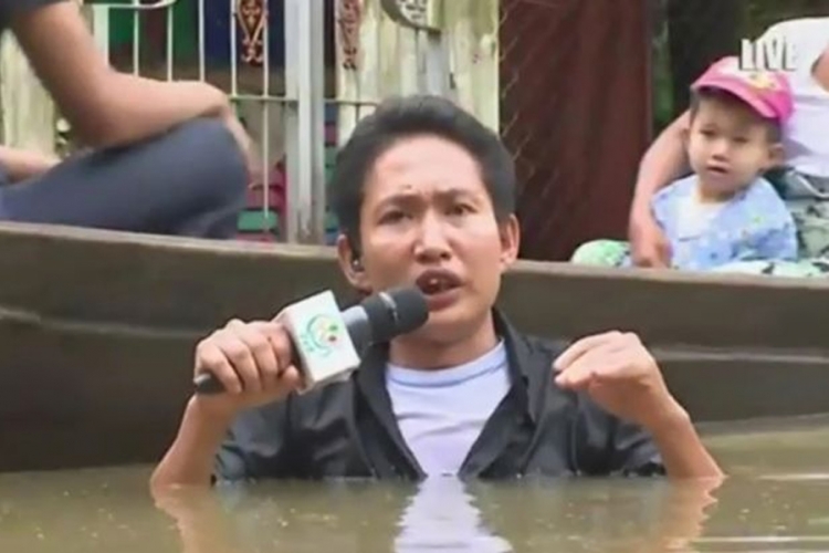 Pogledajte kako hrabri novinar izvještava iz vode do grla (VIDEO)
