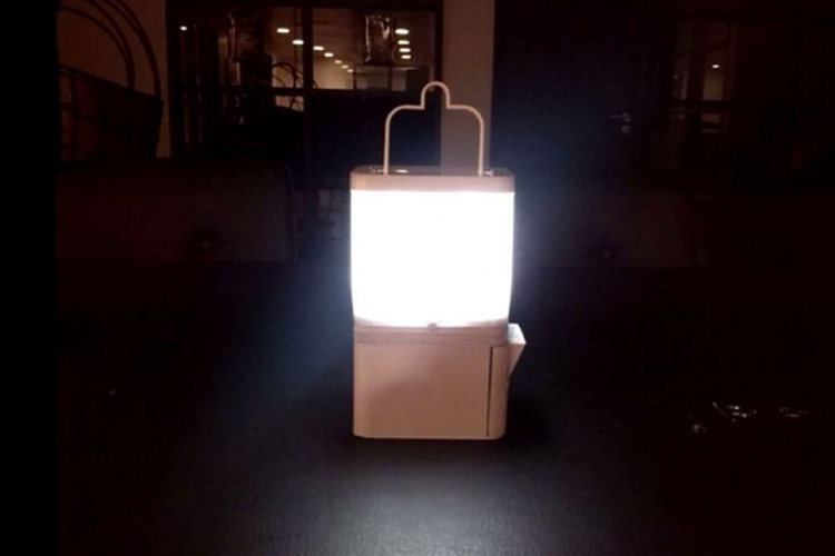  Lampa koja radi na so i čašu vode (VIDEO)