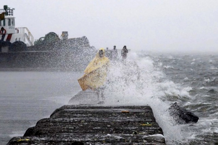U naletu tajfuna poginule četiri osobe, stotine ljudi evakuisano