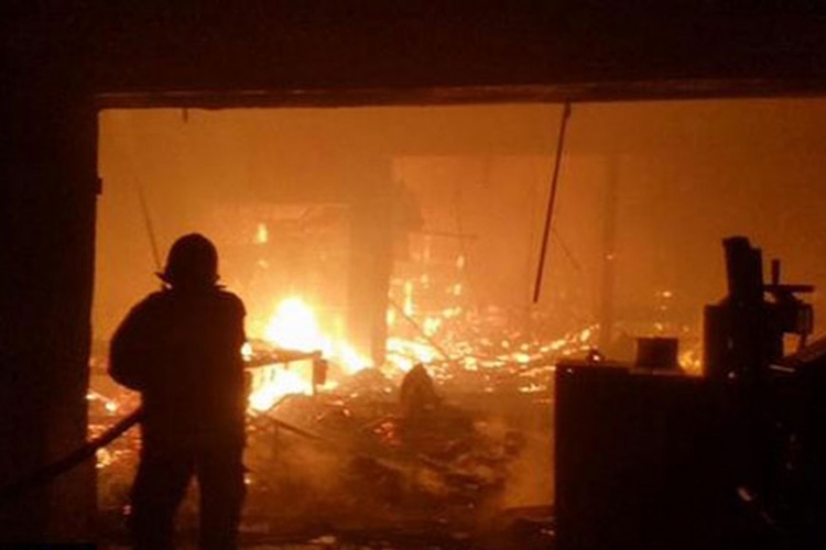 Izgorijela tvornica "Krivaja" u Zavidovićima, dva vatrogasca povrijeđena, radnici očajni (VIDEO)