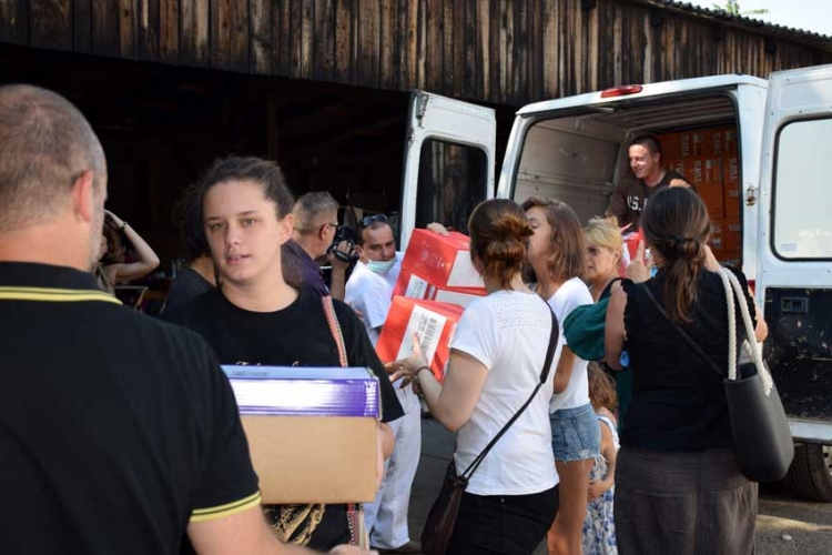 Izbjeglicama u Beogradu pet tona hrane iz Sarajeva (FOTO)