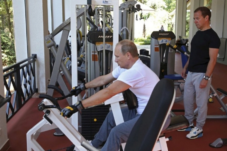 Putin i Medvedev pokazali mišiće u teretani (FOTO)