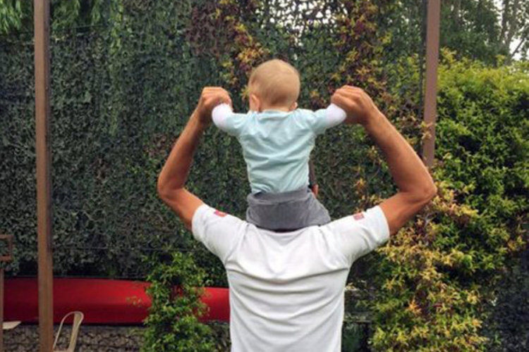 Tata za primjer: Novak slikom sa sinom raznježio fanove (FOTO)