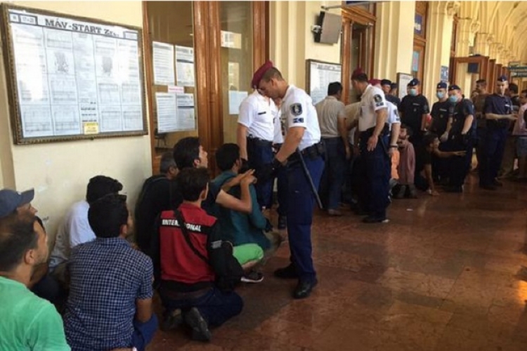 Mađarska policija natjerala izbjeglice da kleče u redu za kartu
