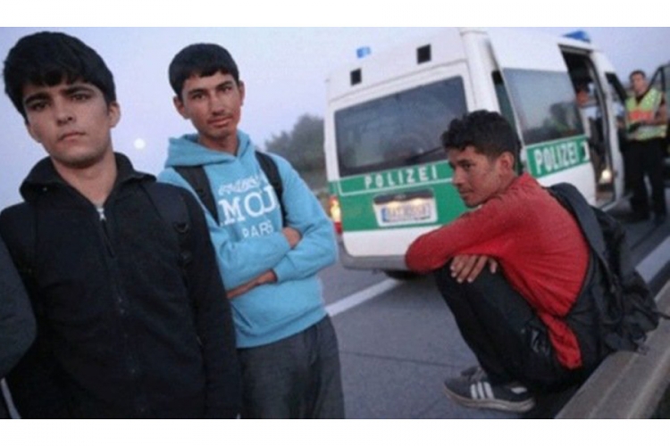Maloljetne izbjeglice "kao sardine" nagurane u kombi
