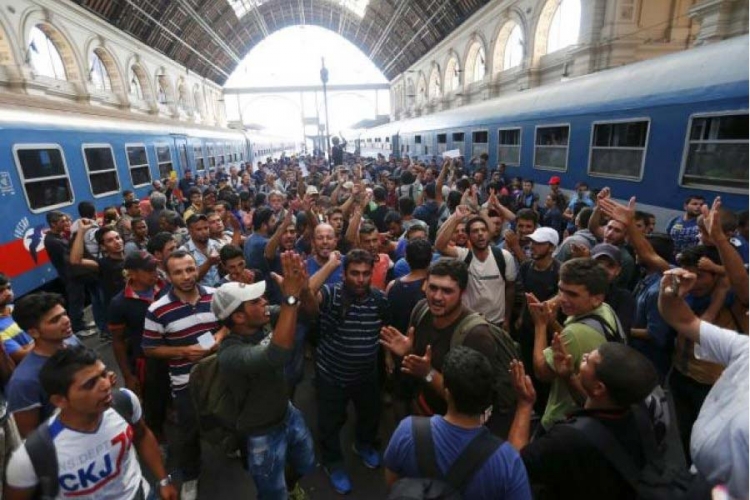 3.000 očajnih migranata ispred željezničke stanice u Mađarskoj (FOTO)