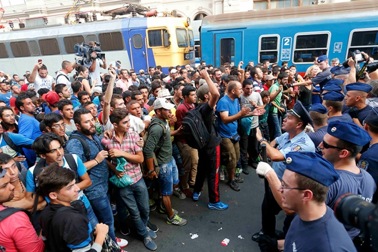 Mađarska: Željeznička stanica otvorena za izbjeglice, vozovi ne idu