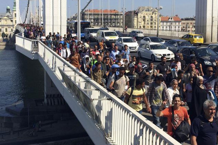 Pobuna izbjeglica: Probili ogradu, idu pješke u Beč i uzvikuju "Njemačka, Njemačka"