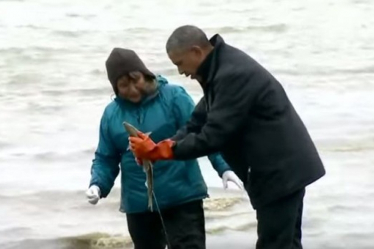 Riba se uzbudila u Obaminim rukama (VIDEO)