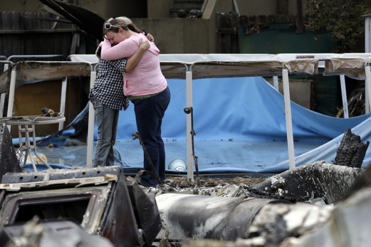 Požar desetkovao naselja, raseljeno 23.000 ljudi u Kaliforniji