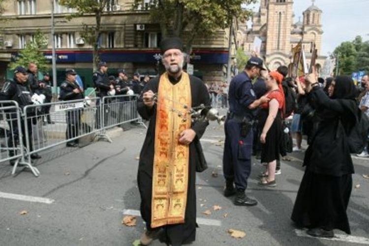 Sveštenici okadili ulice Beograda kuda je prošla gej parada