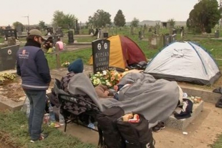 Izbjeglice u Hrvatskoj drže na pravoslavnom groblju (FOTO, VIDEO)
