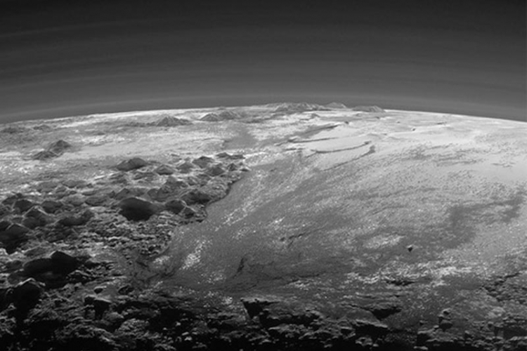 Naborana površina Plutona duga više stotina kilometara (FOTO)