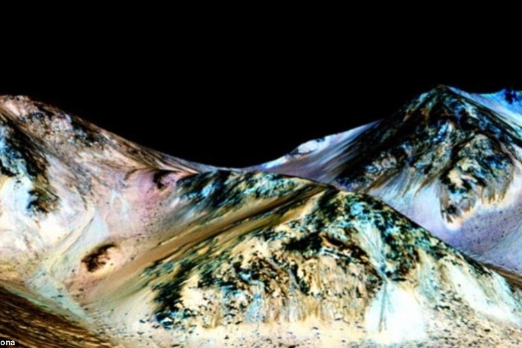 NASA potvrdila: Voda teče na Marsu (FOTO)