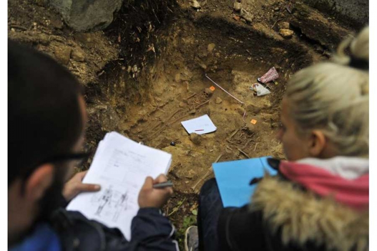 Nađeno sedam grobova i sarkofag u Jajcu (FOTO)
