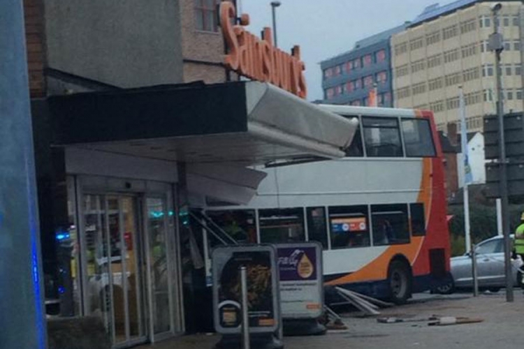 Britanija: Autobus uletio u supermarket, dvoje mrtvih