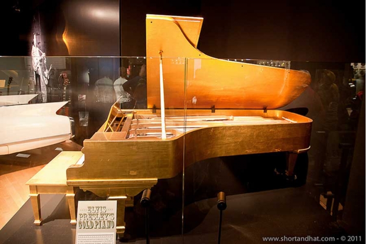 Pozlaćeni Elvisov klavir za pola miliona američkih dolara