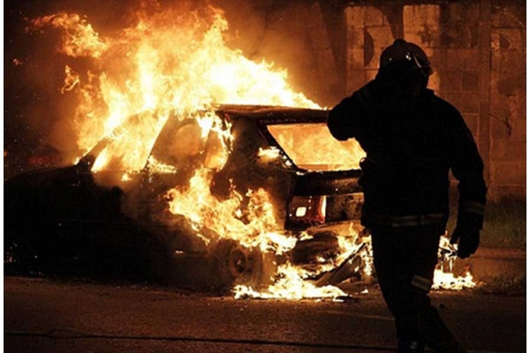 Novinaru BH radija zapalili auto ispred kuće